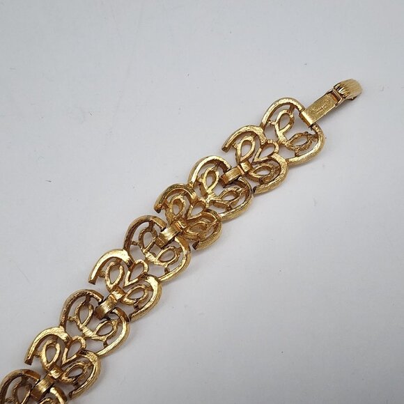Vintage Signed Crown Trifari Victorian Style Panel Link Bracelet Textured 7" - Picture 10 of 14